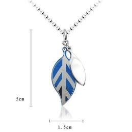 תליון ושרשרת טיטניום כחולים של Hackberry Leaf