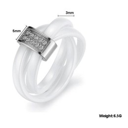 ידועה בזכות טבעת קרמיקה טונגסטן באיכות מעולה עם אבני חן