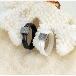 ידועה בזכות טבעת קרמיקה טריציקלית טונגסטן באיכות מעולה עם אבני חן