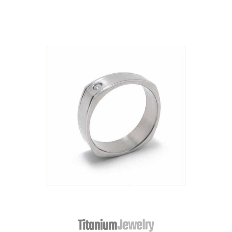 טבעת טיטניום משובצת יהלומים בגודל 6 מ"מ