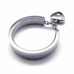 טבעת טיטניום משובצת יהלומים 5 מ"מ עם לבבות