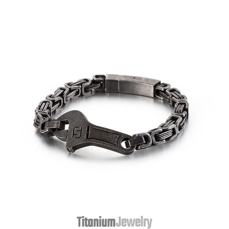 צמיד טיטניום לגברים של Wrench Back To The Curved Plate צמיד טיטניום לגברים של Wrench Back To The Curved Plate