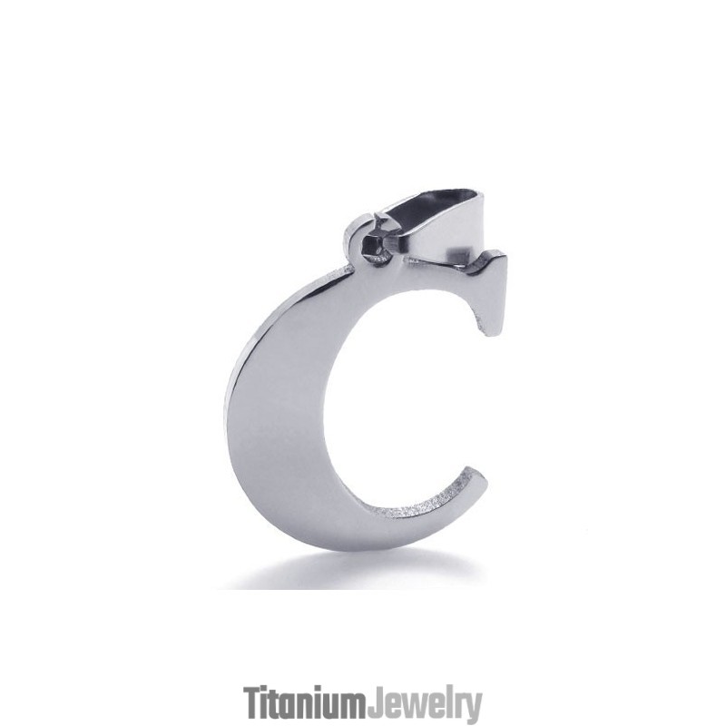 תליון טיטניום עם האות "C"